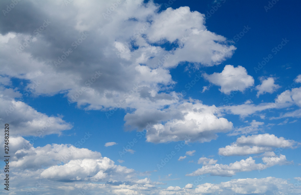 Fototapeta premium Blauer Himmel mit weissen Wolken