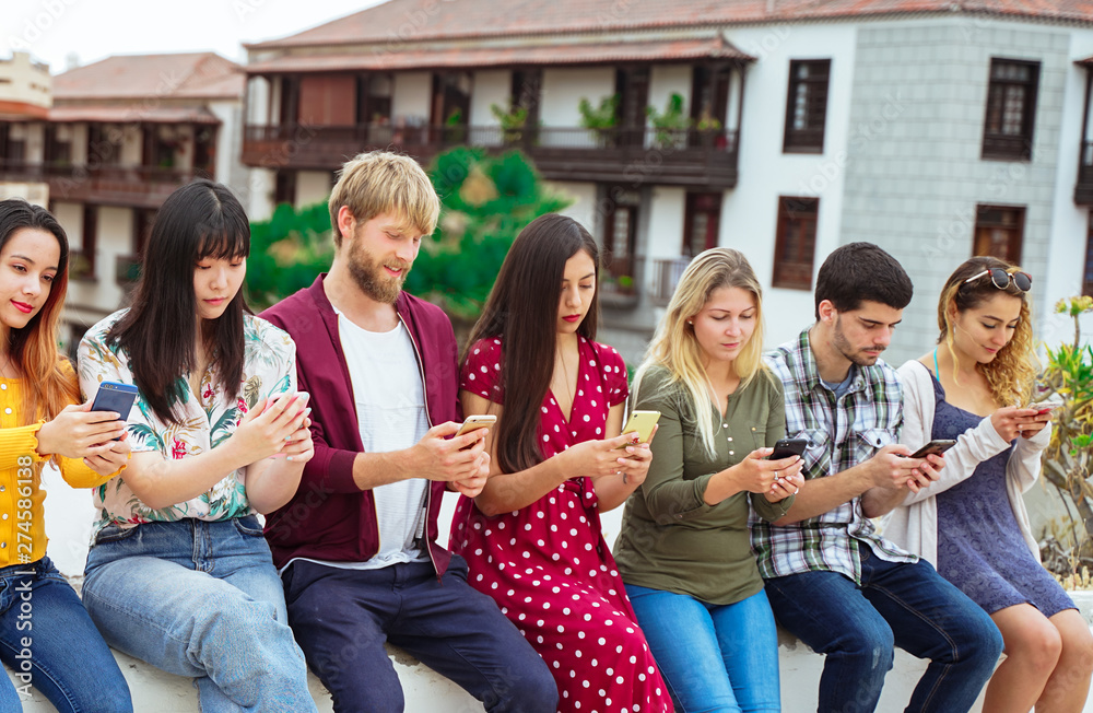 Obraz premium Teenager watching videos and social on smartphones - Addiction to new technology trends - Concept of youth, tech, social and friendship – Image