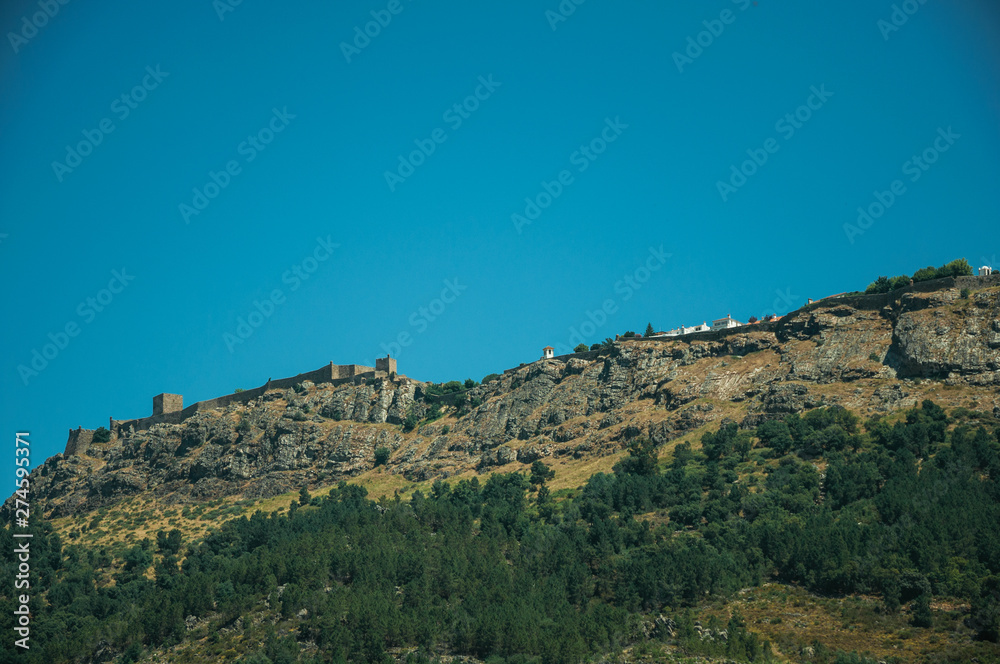 Naklejka premium Marvao village on top of tall crag
