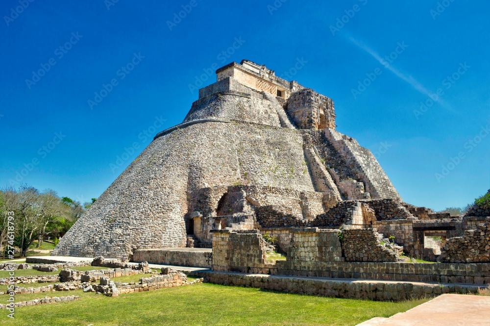 Vista lateral de la casa del Adivino. Sitio arqueológico de Uxmal, ubicado en Yucatán. Preciosa zona turística. UNESCO Patrimonio de la Humanidad