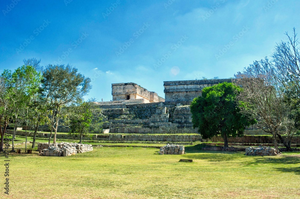 Uxmal, una antigua ciudad maya, considerada uno de los sitios arqueológicos más importantes de la cultura maya. El palacio del gobernador en el fondo. Importante zona turística de Yucatan