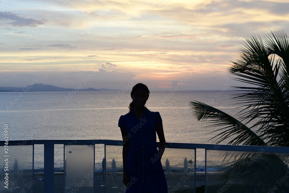 Fototapeta premium silhouette of woman at sunset