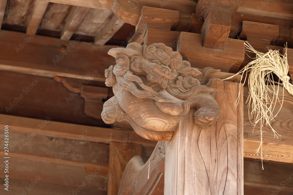 神社や寺の梁の端に彫刻された獅子、木鼻 Stock 写真 | Adobe Stock