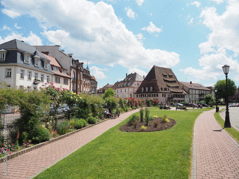 Obraz premium Wissembourg - Weißenburg – Weisseburch - im Elsass - mit mittelalterlichem Stadtkern