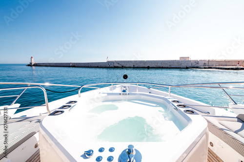jacuzzi on yacht © SPIX PRODUCTION