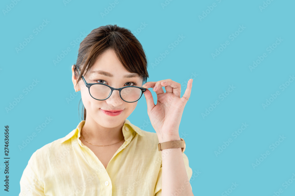 メガネをかける女性 メガネをかける女性