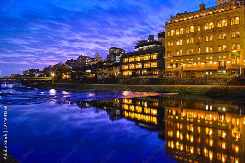 Obraz premium 京都四条、鴨川沿いの遊歩道から見た夜景