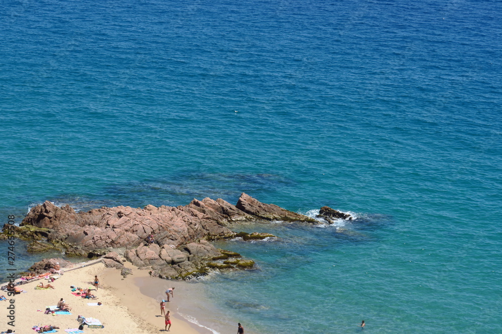 Rochers ocres dans la mer bleue. Cannes La bocca. Rochers ocres dans la mer bleue. Cannes La bocca.