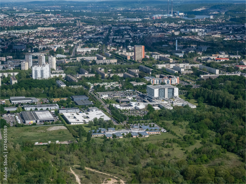 vue aérienne de la ville de Mantes-la-Jolie à l'ouest de Paris