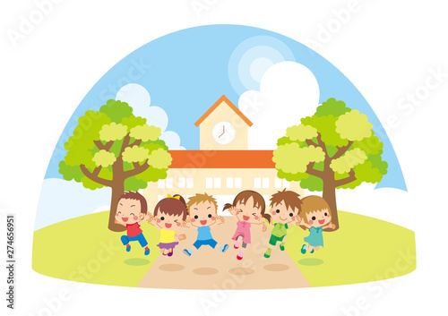 夏の日に幼稚園の前でジャンプする元気な子供たち