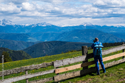 Fotograf macht ein Landschaftsfoto von den Dolomiten