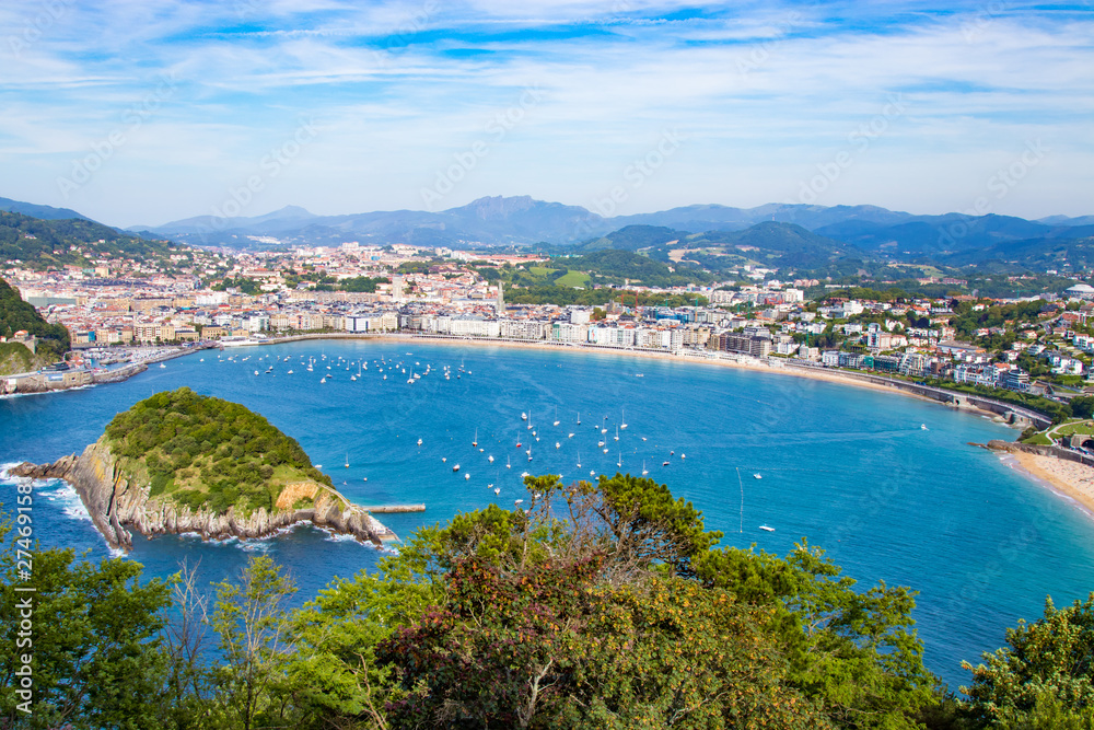 Obraz premium panorama i krajobraz plaży muszli w san sebastian, donostia, hiszpania