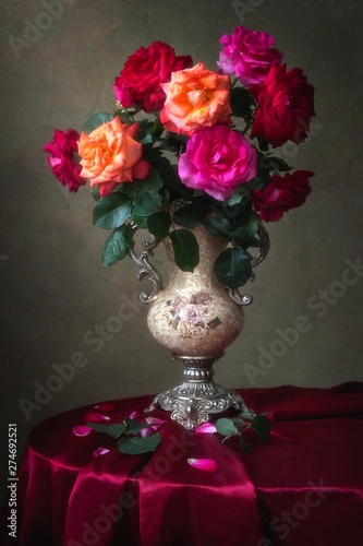 Photo Floral still life with luxurious bouquet of roses