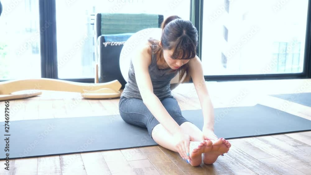 ストレッチする女性 ストレッチする女性