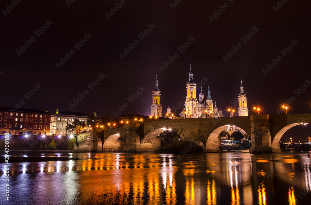Fototapeta premium Night view of the Basilica of Our Lady of the Pillar, Zaragoza, Spain.