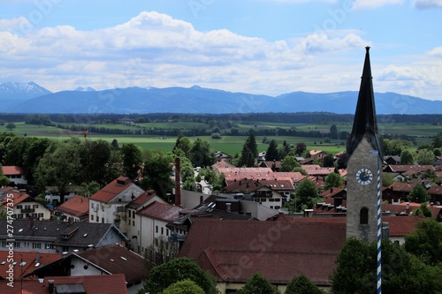Blick auf Holzkirchen und ins Voralpenland