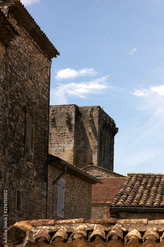 Une vue du château de Montclus