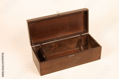 Satin or silk boxes made of wood, leather, velvet, etc. to put prizes or gifts.