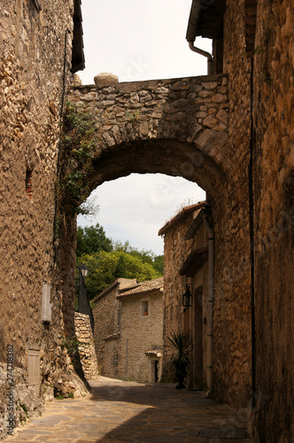 Porche dans une rue de Rochegude