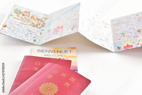 海外旅行イメージ パスポートと地図
