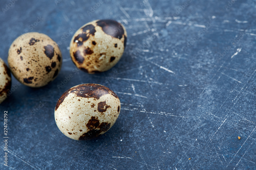 Obraz premium Quail eggs. Black background. Top view. Free space.