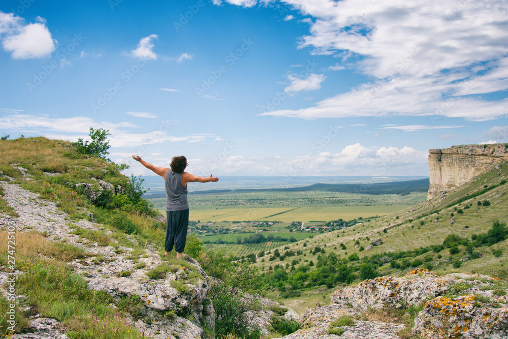 Obraz premium Freedom. Happy man in the mountains.
