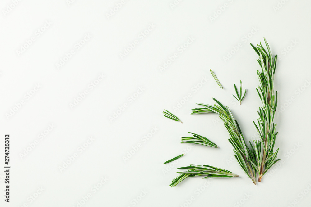 Obraz premium Flat lay composition with rosemary on white background, space for text