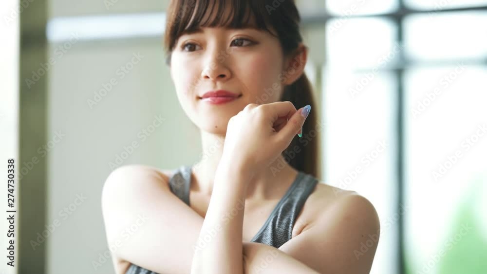 ストレッチする女性 ストレッチする女性