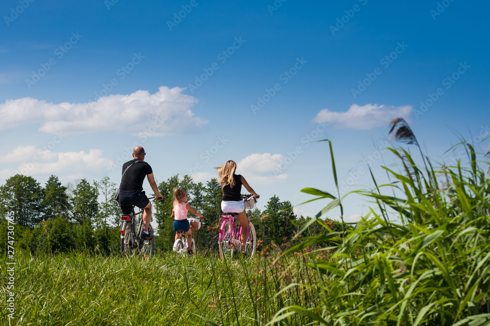 Rodzina na wycieczce rowerowej  - obrazy, fototapety, plakaty 