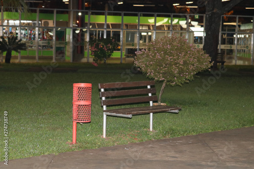 bench in the park © Regiane