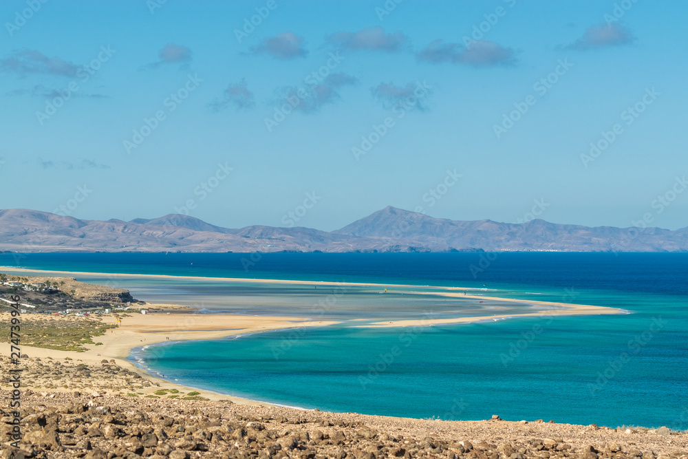 Playa paradisíaca de Fuerteventura de aguas turquesas y claras