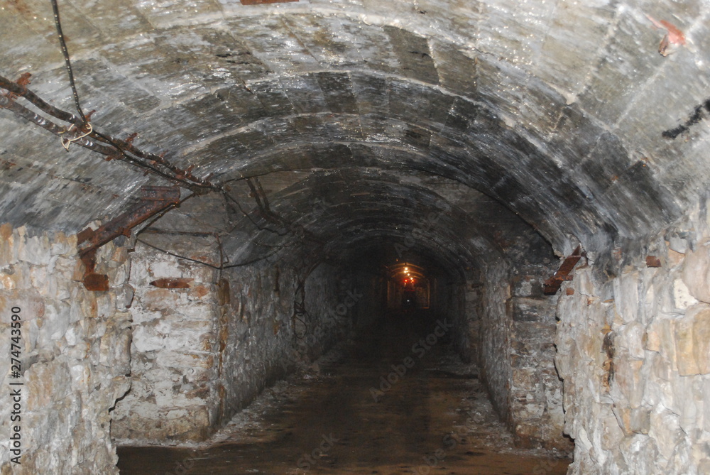 Φωτογραφία Caves and catacombs. Underground tone.