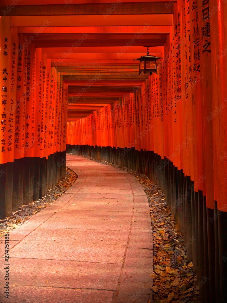 Obraz premium Red torii gates at the Fushimi Inari Taisha Shrine, located at the base of the Inari mountain.