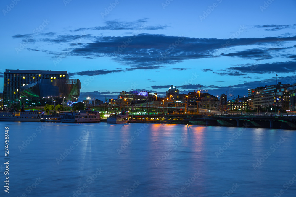 Skandinavien, Schweden. Blick nach Norden, strÃ¶mgatan, World Trace Center und Kongress Zentrum bei nacht. Stockholm