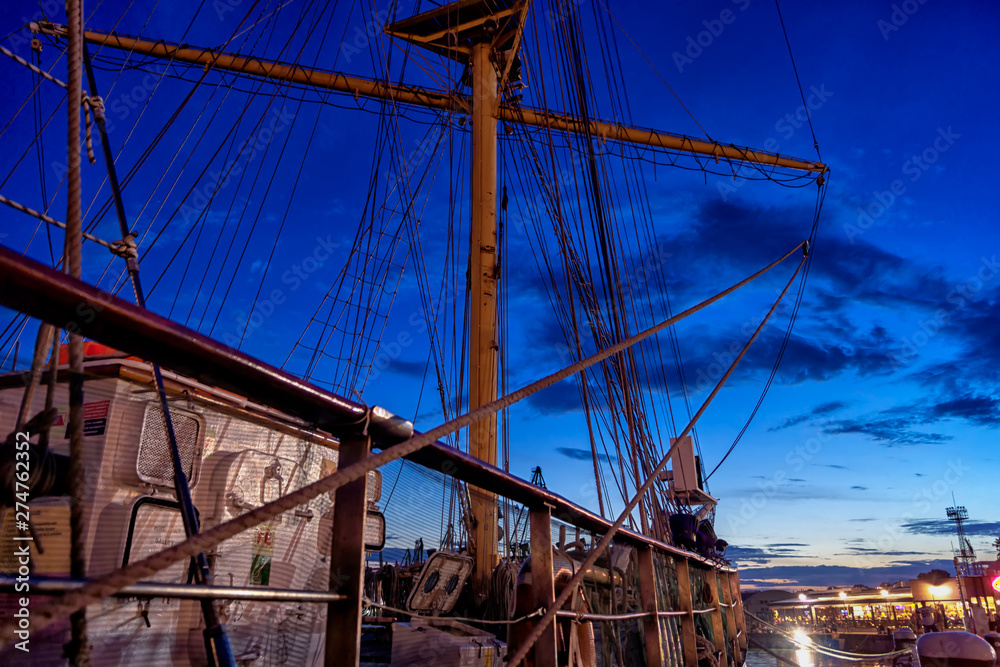 Obraz premium masts and rigging of cruise ship