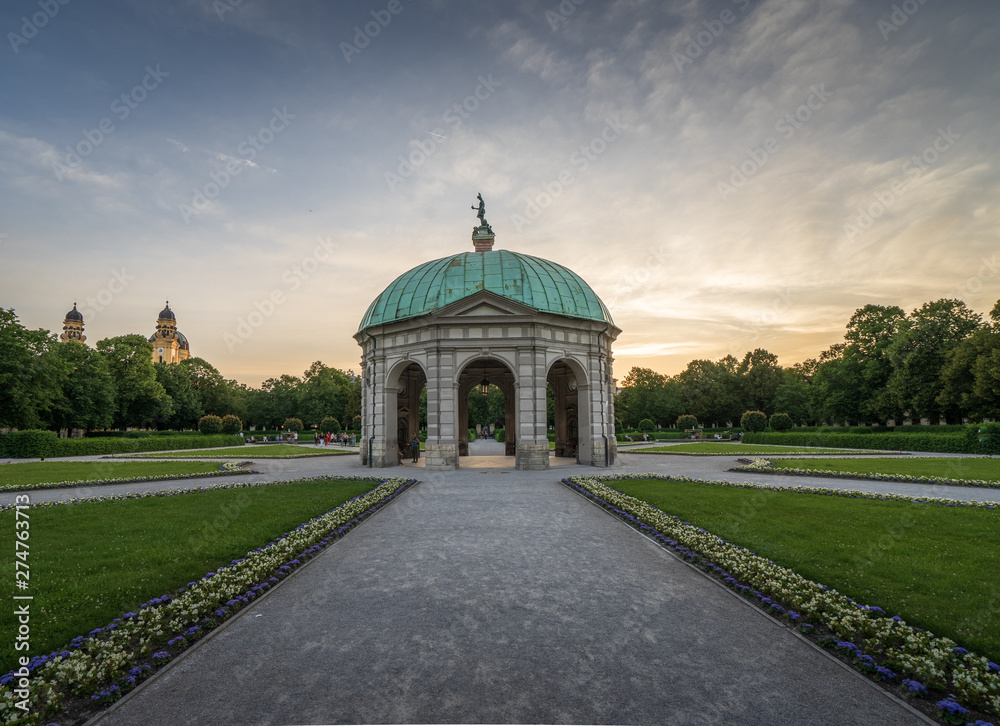Fototapeta premium Chapel in Munich Hofgarden, summer evening sunset