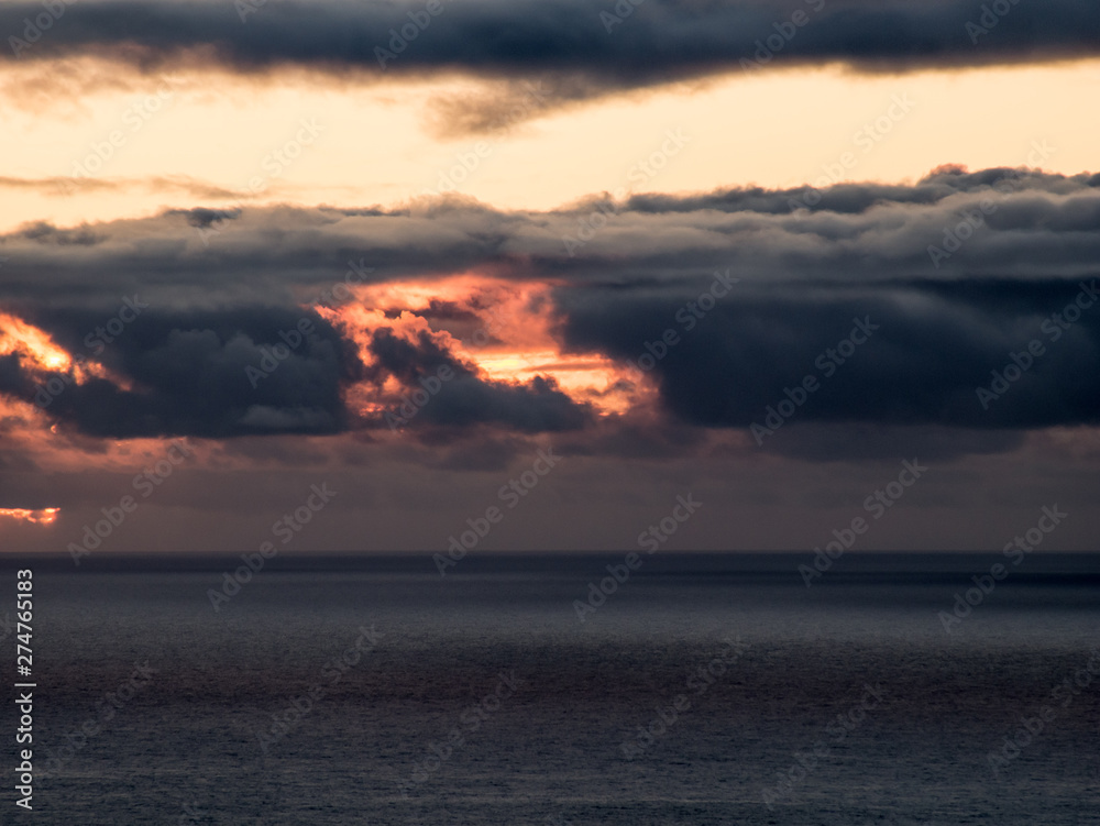 Obraz premium fantastic dynamic storm clouds at sunset