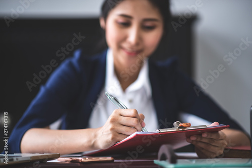 businesswomen working on de...