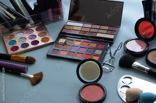 Materiales de maquillaje sobre una mesa 