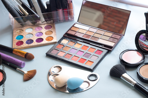 Materiales de maquillaje sobre una mesa 