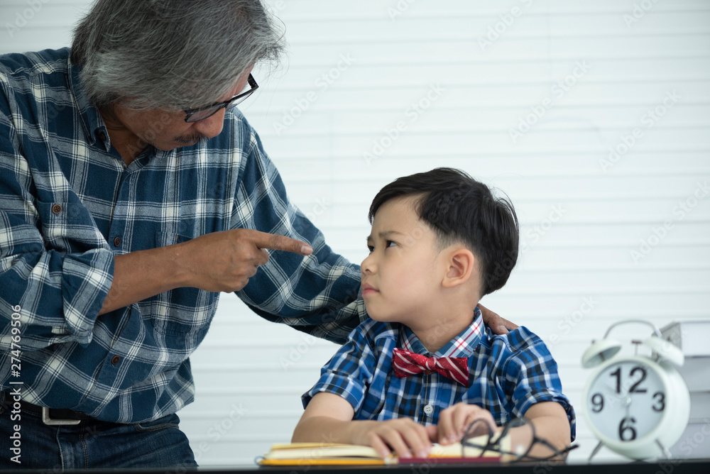 Children are tired of learning and sleepy. Children are tired of learning and sleepy.