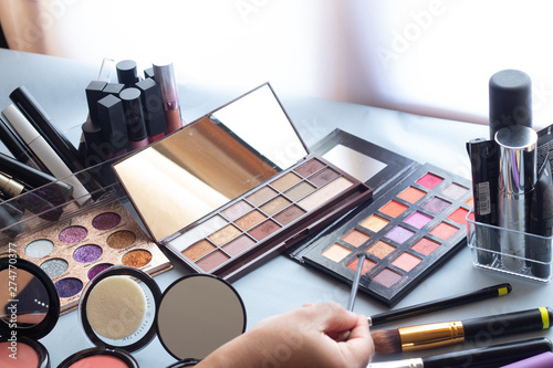 Materiales de maquillaje sobre una mesa 