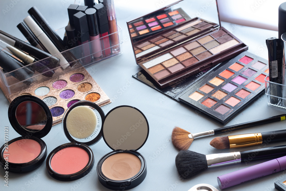 Materiales de maquillaje sobre una mesa Stock Photo | Adobe Stock
