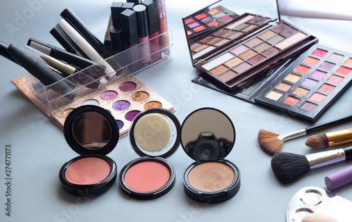 Materiales de maquillaje sobre una mesa 