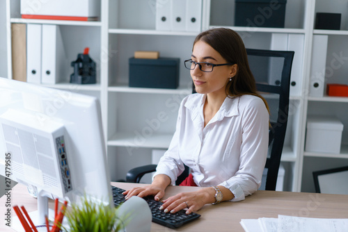 Εκτύπωση καμβά Young businesswoman work on keyboard computer sit at table at office