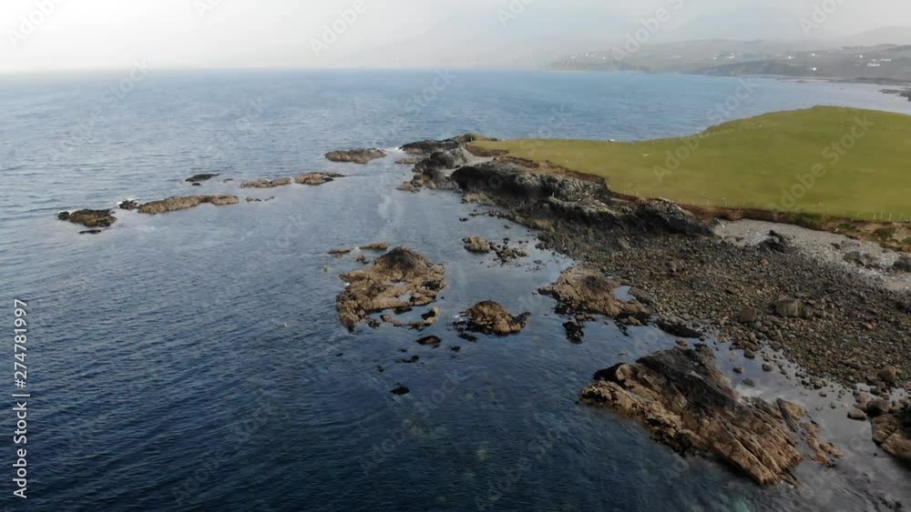 vol aérien au dessus d'une plage d'Irlande et des prairies vertes vol aérien au dessus d'une plage d'Irlande et des prairies vertes