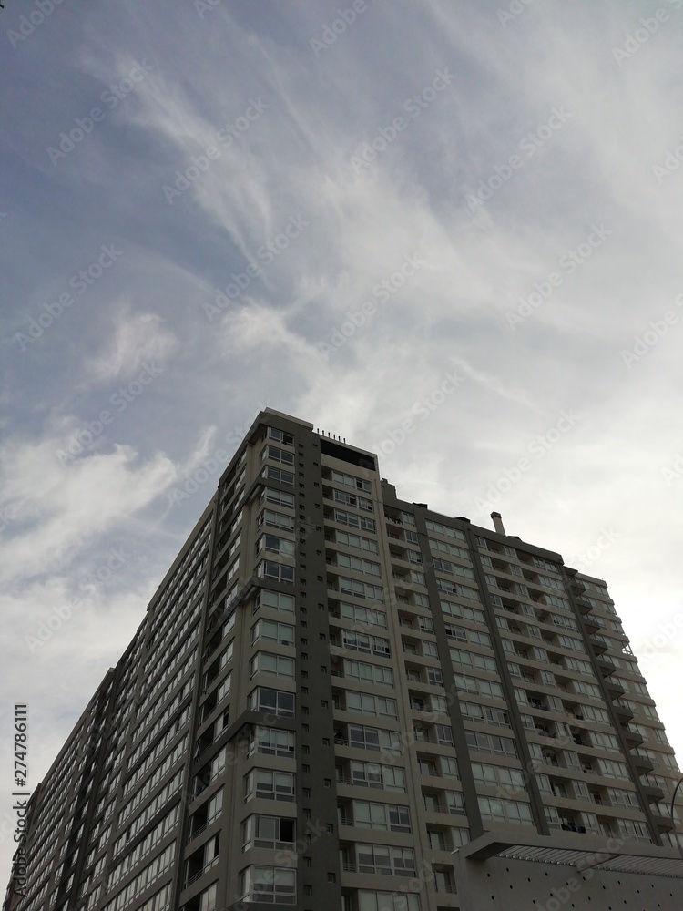 Fototapeta premium building with blue sky in background