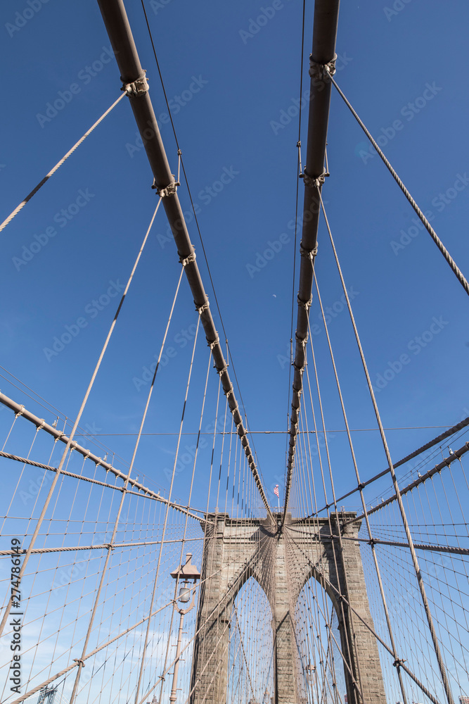Obraz premium Pionowe szczegóły mostu Brooklyn Bridge w Nowym Jorku.