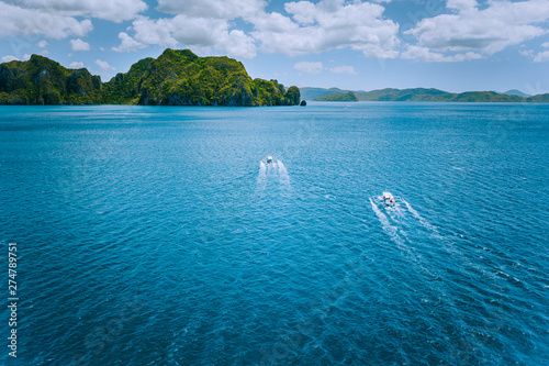 Φωτογραφία Aerial view of island hopping boats on the way to tour route abound picturesque archipelago