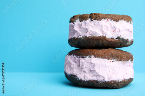 Canvas Print Sweet delicious ice cream cookie sandwiches on color background, closeup